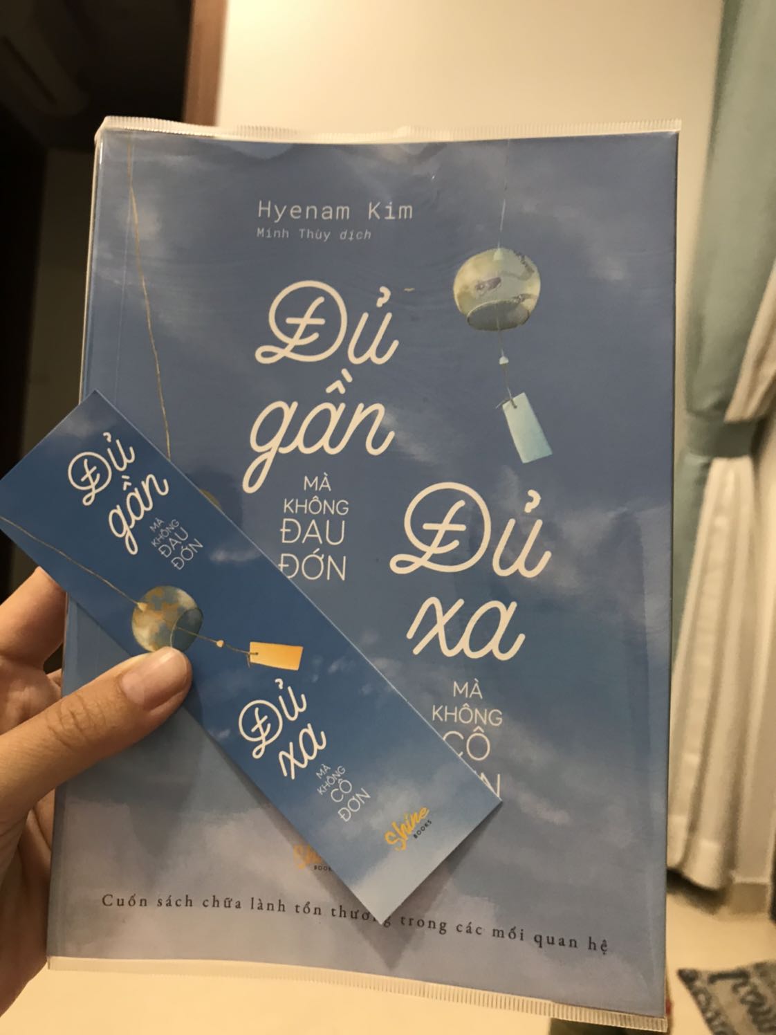 Bìa xinh, tác giả là Bsi tâm thần Hàn quốc. Mình đc recommend đọc trong ngành học tâm lý. Mà chắc do kỳ vọng hơi nhiều nên đọc hết mấy chương đầu thì thấy bt. Cách viết dễ hiểu, những câu chuyện ngắn và có lời khuyên nên ai cũng có thể đọc được. Ở bìa có ghi "cuốn sách chữa lành tổn thương trong các mối quan hệ" nhưng mình nghĩ bạn đọc nên chỉ tham khảo thôi chứ ko phải đọc sách xong giải quyết đc mọi thứ và tốt nhất vẫn là tìm giúp đỡ từ chuyên gia tâm lý. 
Còn đọc gạn lọc ý và ngẫm nghĩ thì nó vẫn là 1 cuốn sách nên thử.