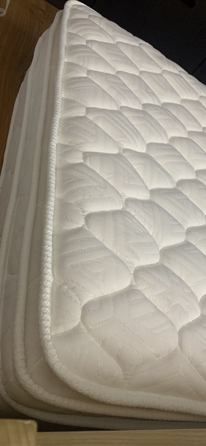 nệm có mùi hôi hơi khó chịu, chắc phải vài ngày mới hết.
nệm chất lượng tốt, đẹp, hàng mới —> hài lòng
giao hàng: giao lâu quá —> trừ 1 sao