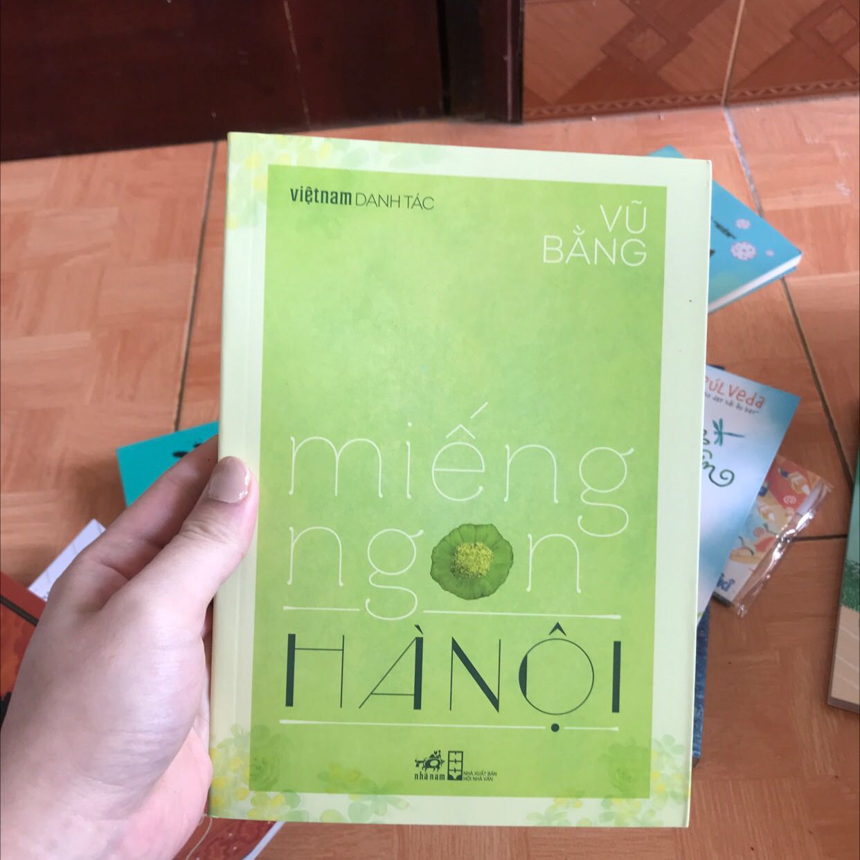 Mình luôn đánh giá cao về tốc độ giao hàng của tiki, nhưng mà tốc độ giao hàng nhanh lại đi kèm với đóng hàng cẩu thả thì thôi không cần đâu nhá. Gói hàng của mình có 8 quyển sách, 2 đồ khuyến mại được ném tùy tiện vào trong 1 cái hộp, không có bọc chống sốc. Hộp hàng giao tới tay mình thì bị thủng 1 lỗ to, không biết là do quá trình vận chuyển bị va đập hay có người cố tình cạy ra (đơn giá trị cao lại được thanh toán trước rồi nên muốn tráo hàng hay gì??). 1 trong 2 món hàng khuyến mại thì không thấy đâu, không biết là do bị rơi từ cái lỗ kia hay là đóng thiếu hàng nữa. Tóm lại là lần đặt hàng này tại tiki khiến mình rất thất vọng.