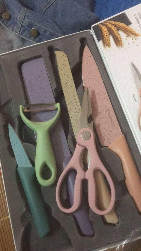 Dao bén, kéo hay cao cũng cắt mượt. Nhìn tổng quan thì bộ dao khá là xinh, dày dăn