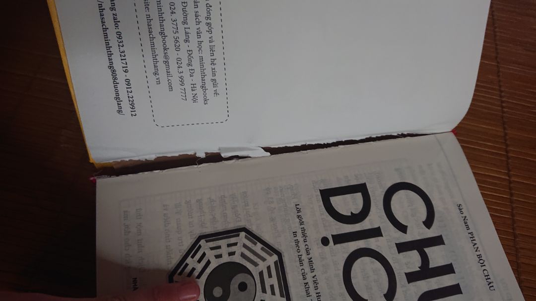 vừa mở ra đã thấy thế này rồi còn ai mà muốn đọc nữa trời