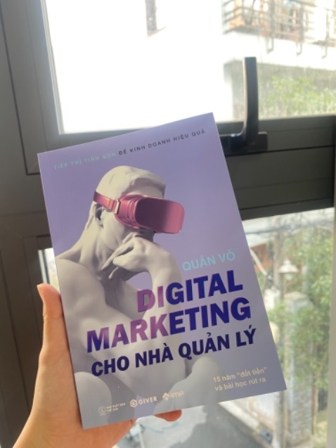Quyển sách về DIGITAL MARKETING nhưng cực kì dễ hiểu, dễ áp dụng, không có thuật ngữ, không có các chỉ số kỹ thuật rối rắm. Đọc rất cuốn, ai đang gặp khó khăn trong khâu Marketing nên đọc 1 lần - à không, nên đọc nhiều lầnn

Tiki giao sách rất nhanh, gói cẩn thận. Bìa sách rất độc đáo, hiệu ứng 3D rất bắt mắt. Nội dung hay