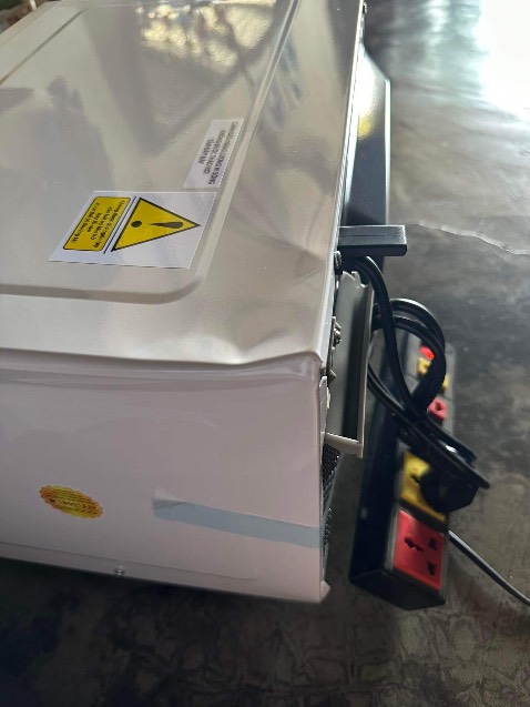 Sản phẩm giao tới bị bể lớp mút xốp , móp ngay góc cạnh máy , bạn nhân viên đưa dt cho người nhà của khách hàng nhờ quay giúp trong quá trình đồng kiểm . nhân viên giao hàng đồng kiểm nhưng cố tình lấy tay che di vị trí móp để khách hàng ko thấy được . Khách hàng nhìn qua màn hình dt luc đó đang quay phim thì ko thể nào mà nhận ra dc máy đã bị móp + với bàn tay nhân vien giao hàng cố tình che lại.() Mang vào nhà cắm điện *** thử thì nút khởi động bấm ko được . Yêu cầu tiki giải quyết sao cho thoả đáng