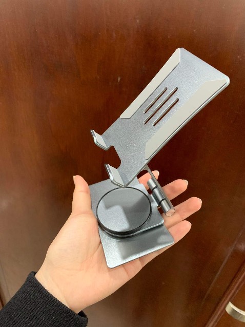 Mình đã thử nhiều mẫu giá đỡ khác nhau, đây là mẫu mà mình hài lòng nhất. Đẹp, chắn chắn, điều chỉnh linh hoạt, cầm nặng tay... nên khi thao tác trên điện thoại không bị rung, đổ.