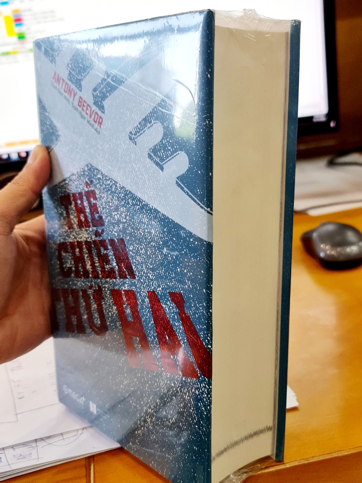 1 cuốn sách hay, đáng tham khảo khi tìm hiểu về WW2. Tuy không đi sâu được vào chi tiết nhưng với 1.200 trang giấy và gần 1kg trọng lượng cũng đủ 1 lượng kiến thức khổng lồ nhồi vào bạn mà không sách giáo khoa nào có thể đủ!!!
Mà lại còn hấp dẫn nữa!!