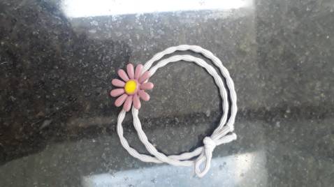 dây buộc tóc nasi đẹp lắm, dây co giãn tốt, cột rất sướng. Đặc biệt là giá rất rẻ so với mua ngoài chợ. Shop gói hàng khá kỹ. Cảm ơn sốp