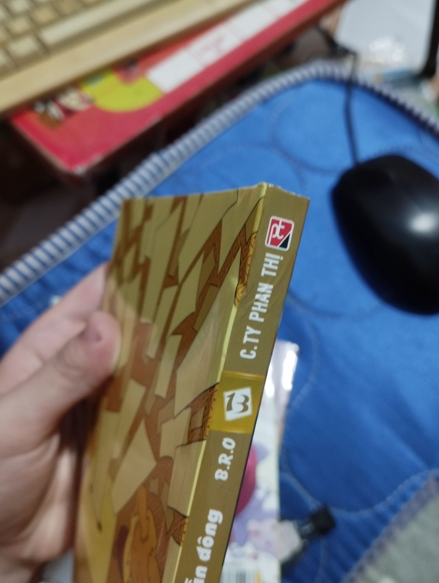 sách gói không kĩ gì cả phần góc thì bị móp còn bị hằng vết sau sách nữa buồn shop hết sức  😢