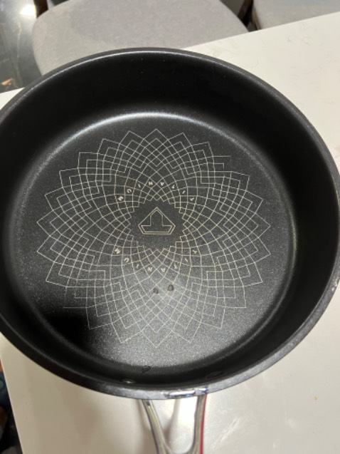 Quá tệ cho 1 sản phẩm như này . Rán cá đúng 1 lần thì bong . Không chấp nhận được . Không bằng chảo 280k. Không nên mua