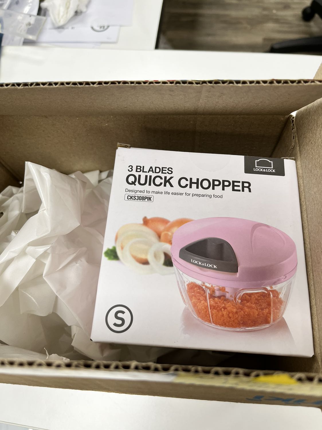 Đóng gợi cẩn thận. Nhìn chắc chắn. Lần trc mua cho mình thấy OK nên mình mua tặng chị gái :) cá nhân mình thì thấy tiết kiệm thời gian mà rất đa năng. Rau củ thịt cá đều OK. Tất nhiên là với số lượng vừa phải rồi. Lực cần k quá lớn. Lưu ý khi vệ sinh và cẩn thận trẻ nhỏ.nên rửa ngay dao sau khi dùng và cất gọn tránh sát thương cho ng khác!