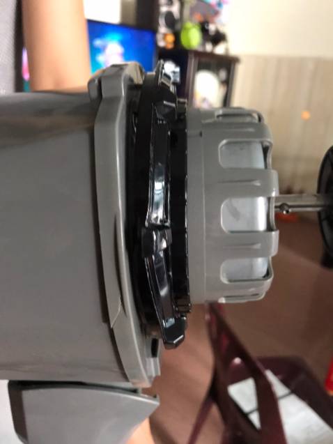 rất tin tưởng tiki nhưng lần này thì hơi nản. 
Lần 1: nhận về thấy hộp móp móp là nghi nghi, mở ra thì thấy bìa cactong cố định quạt ko đúng như hàng mới mà kiểu lấy ra bỏ vô đại nên kqua là thấy cái núm vặn giữ cánh quạt bị vỡ. phản hồi tiki cho thu hồi dù m bảo chỉ cần gởi lại núm khác cho m để đỡ công vc nhưng tiki nói cần thu về toàn bộ. OK thấy hài lòng.
Lần 2: hộp nhìn chung ko móp như L1, mở ra cũng thấy tốt nhưng cái bao nilong bọc phần động cơ bị trầy rách nhiều nên thấy nghi nghi. Mở ra kiểm tra thì vòng nhựa  giữ lồng quạt sau bị méo (như hình kèm theo), vỏ nhựa chụp phía sau của động cơ bị nứt, thiệt tình nản luôn. Lắp vào mà lắp kiểu rón rén sợ hư mà thiệt là cái vòng nó móp nên vặn cũng có chút khó khăn. cho chạy thử thì mạnh, hơi ồn.
Lần này nhận xét về khâu kiểm tra đóng gói của tiki đã xuống cấp thật, gới hàng L2 về ngoại quan và bên trong nhìn thì ok nhưng kiểu như lấy hàng bị hỏng vẫn giao cho khách. không kiểm tra kỹ hàng trước khi giao . 
Nếu tiki không sửa đổi về các khâu này thì chất lượng của tiki ngày càng đi xuống, cho dù chế độ hậu mãi của các bạn có tốt đến mấy nhưng khâu ban đầu đã kém thì mất dần uy tín với khách hàng, họ rất ngại đổi trả liên tục như vậy