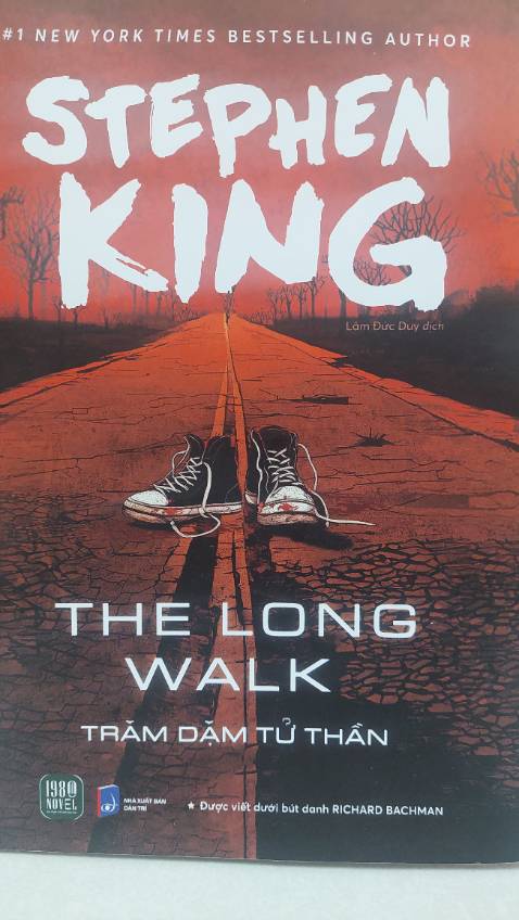Một chuyến bộ hành thử thách sức bền của cả cơ thể và tâm trí trong giải đấu lấy bối cảnh nước Mỹ phản địa đàng không phải là một ý tưởng tồi. Cuộc đua dù hàng trăm dặm kết thúc sau 5- 6 ngày nhưng thật bất ngờ khi tôi cần đến hơn 3 tuần để đọc xong cuốn sách. Xuyên suốt câu chuyện là không khí bức bối ngột ngạt của thoại và thoai. Câu chuyện khá nhàm chán khi thiếu vắng hoàn toàn những nhân vât với chiều sâu tâm lý, những kẻ bệnh hoạn giết người với đầu óc biến thái , những tình huống gay cấn và cả những cảm xúc xót thương.