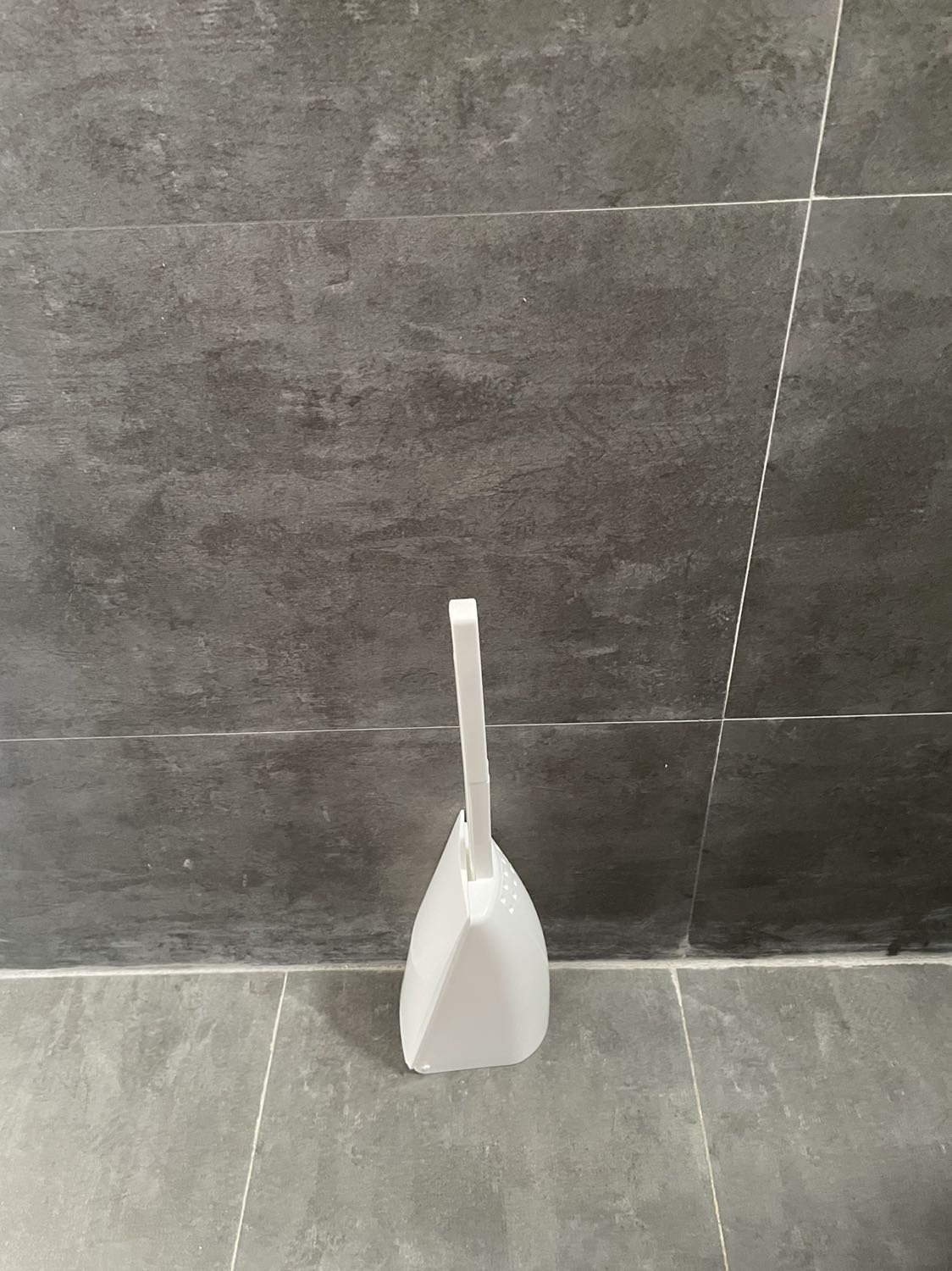 Chổi cọ cảm giác vừa phải không bị cứng quá gây xước men hoặc nắp nhựa bồn cầu. Màu trắng sạch.