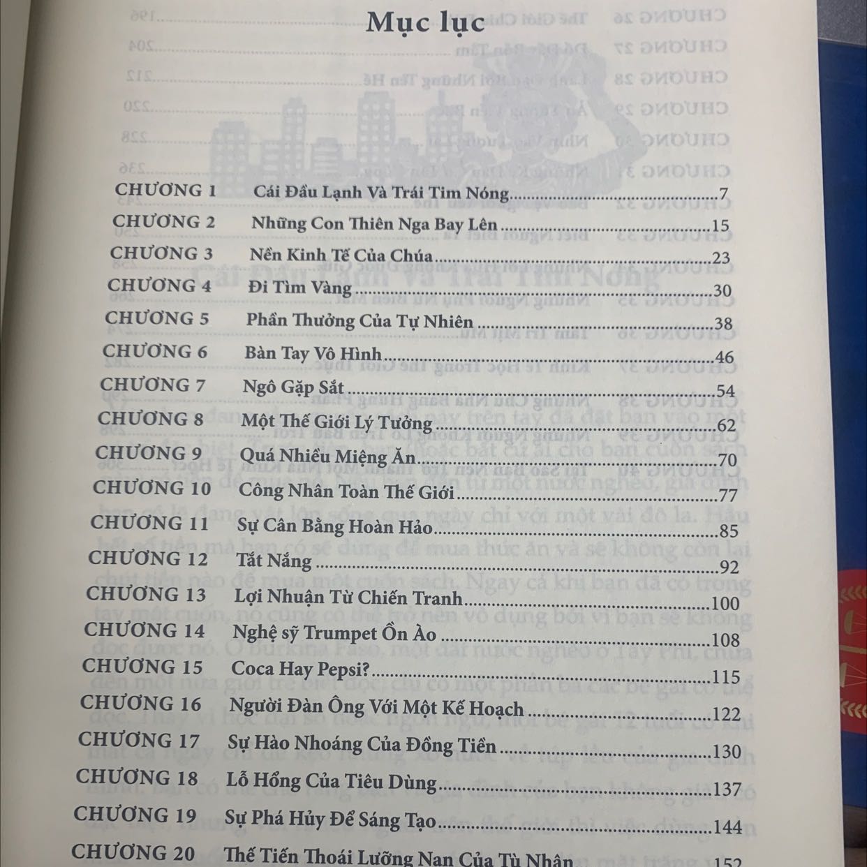 Mình có xem bản tiếng Anh của cuốn này rồi thì mới thấy bản tiếng Việt. Hiện cũng chỉ mới xem sơ lược nên chưa đánh giá được chất lượng bản dịch như thế nào. Sách đề cập đến những lý thuyết, mô hình kinh tế từ xưa đến nay.