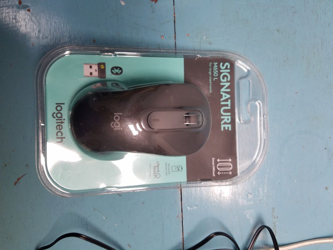 Chuột bấm êm tay. Có kết nối Bluetooth nên không lo thất lạc cục bolt. Size chuột lớn nên cầm rê k bị mỏi cổ tay. 
Số S/N của trong chuột và trên nhãn lại khác nhau?? 
Miếng lót dưới chuột không mới như mình tưởng. Dấu hiệu đã di chuột nhiều.