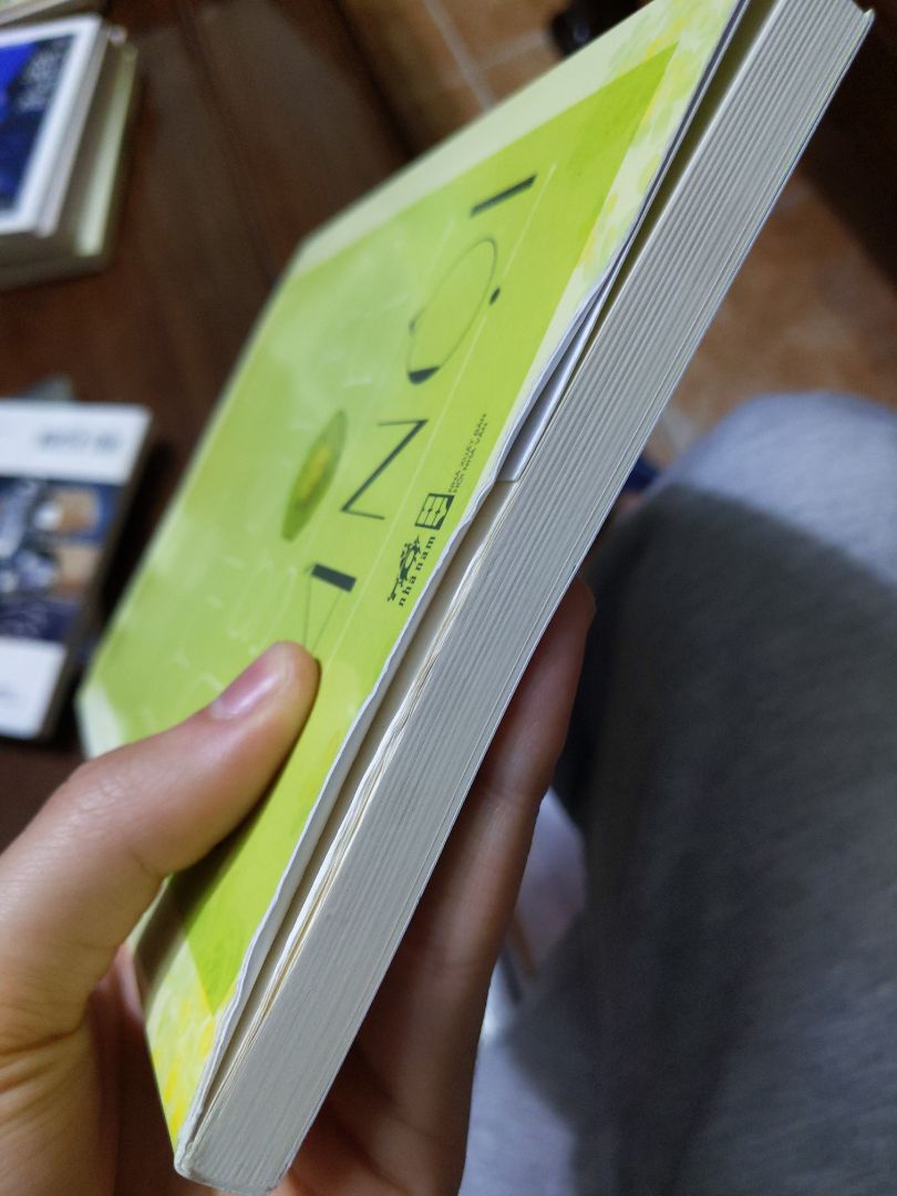 Từ trước đến giờ mình luôn hài lòng với dịch vụ của tiki nhưng hôm nay thất vọng thực sự. Giao hàng chậm, đóng gói thì quá sơ sài, nhìn cái hộp các tông méo mó dập nát mà shipper mang đến là có linh cảm không lành rồi. Mở ra bên trong thì rất nhiều cuốn bị nhăn bìa và gáy. Chán ko thể tả nổi ! Ảnh mình chụp lên nhìn có vẻ không nghiêm trọng cho lắm nhưng nhìn ở ngoài thì KHÔNG KHÁC GÌ ĐI MUA Ở TIỆM SÁCH CŨ VỀ !