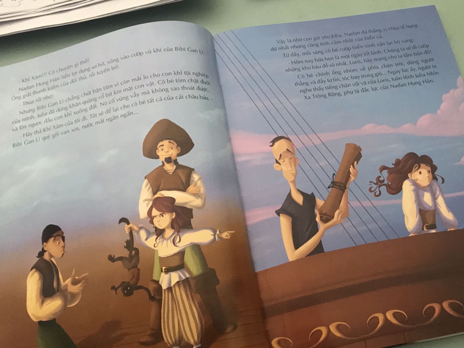 Sách thiết kế khá to cỡ giấy A4, bìa cứng, không tiện cầm. 21 câu chuyên cướp biển là 21 câu chuyện ngắn và riêng biệt. Nội dung phù hợp với bé nhỏ lớp 2 hơn là bé lớp 4.