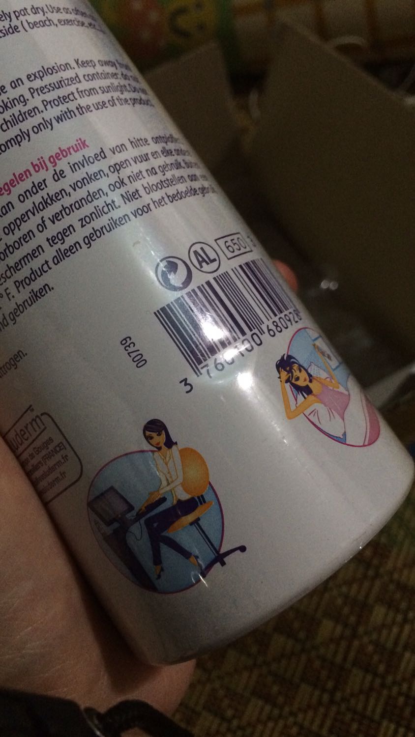 • Tiki đóng gói chắc chắn, giao hàng tiêu chuẩn trc hẹn, đặt 17/5 đến 22/5 nhận hàng.
• Chai xịt khoáng to cầm chắc tay, còn nguyên bọc nilon kín từ nắp xuống thân chai, TUY NHIÊN ở vòi xịt lại có VẾT BẨN, có khi nào bị bẩn khi sản xuất??
• 1 điểm trừ nữa là thân chai có vết móp nhỏ, ở phía dưới mã vạch như mình chụp ảnh, chắc do khi đóng gói chai kim loại dễ móp, k ảnh hưởng chất lg sp bên trog thôi ksao
• M đã xịt thử luôn, tia ra đều mịn dễ chịu, có đọng lại giọt nc trên vòi sau xịt. Nhiệt độ hiện tại 26 độ, xịt lên mát mặt hẳn, 1 lúc sau ngấm vào da mịn, mềm, k rít, k nhờn. Da m da dầu, mụn ẩn. Ngồi rảnh 1 lúc lại xịt cấp nc cho da =)) Sau này tác dụng tnao m sẽ update
Mua đc lúc sale còn 109k ship tỉnh 18k. Okela phết đó chứ. Chai to dùng chắc lâu.
Tks Tiki ?