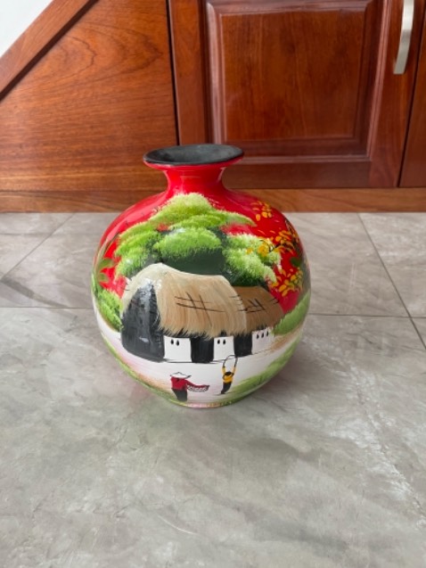 Bình đẹp. Shop gói hàng cẩn thận. Nhân viên giao hàng chu đáo. Mọi thứ đều ổn. Tặng Tiki, nhà bán hàng, nhân viên giao hàng 5 *