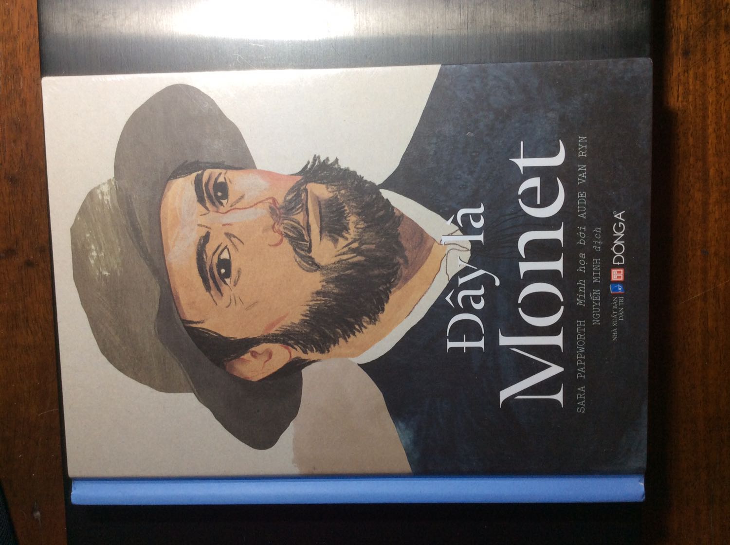 Mua khi sale 50%, nguyên seal đàng hoàng ! Và phải nói thiệt là sách đẹp quá ! Có ghể gọi cuốn sách tranh là một bản tiểu sử rực rỡ ngắn ngọn, súc tích về cuộc đời Monet, có tranh minh hoạ và vài bức tranh nổi tiếng đặc trưng của đại danh hoạ trường phái Ấn tượng. Là do tranh hay do cuộc đời ông và các hoạ sĩ đương thời mà chỉ việc trông vào và ngắm ngía, mình cảm thấy được truyền cảm hứng lắm ! Ôi cái phong cách táo bạo đâu phải ngày một ngày hai là hình thành, ôi cái en plein air hoà hợp với thiên nhiên và ôi ông đâu bài trừ nhiếp ảnh mà đón nhận và sử dụng phát minh cho các bức tranh của mình. 
Khá khen cho ai thiết kế kết cấu sách, lật giở 180 độ mà không lo bị cong, rách gáy luôn ý
