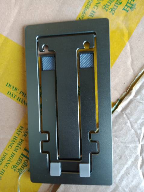 Kệ rất chắc chắn có đi kèm với túi mang theo rất tiện lợi. Giao hàng quá nhanh đặt trong buổi sáng là trưa giao luôn. Điểm trừ nhỏ là phần cao su đỡ cho máy ko bị trầy diện tích nhỏ quá quá, nếu làm phần cao su này dài hơn thì máy sẽ đỡ bị trầy hơn ở mặt sau :(