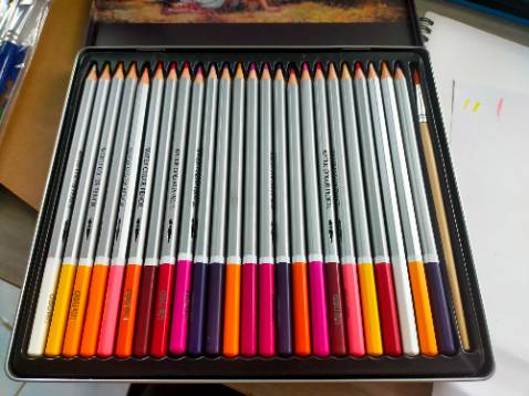 Shop bán hàng kiểu gì vậy trời, thiếu cả đóng màu vậy, đã vậy còn thêm vô mấy cây trùng màu nữa.Mình đặt mấy món chỉ có duy nhất hộp màu này bị lỗi, mong shop đổi lại cho mình