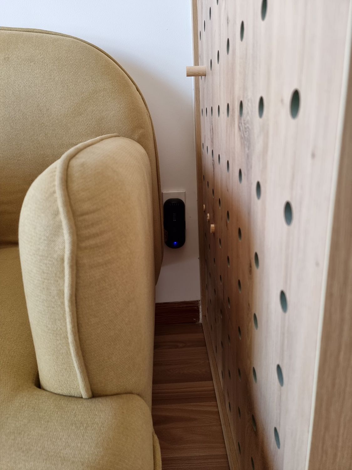 Mình gắn ở phòng khách, gần bếp. Mình thấy hình như máy khử được mùi thức ăn sau khi nấu, nên mỗi khi nấu ăn mình lại đem máy gắn ổ điện gần bếp, máy nhỏ nên tiện ghê. Mấy hôm nay dịch quá mình lại đem máy gắn gần cửa nhà (mình ở chung cư), mỗi lần đi đâu về đi ngang cái đèn thấy yên tâm thêm được ít, dĩ nhiên là không quên xịt cồn sát khuẩn cả người nữa. Máy sản xuất tại Đài Loan và có chứng nhận phòng thí nghiệm nên yên tâm nguồn gốc rõ ràng. Mình gắn ở phòng khách, gần bếp. Mình thấy hình như máy khử được mùi thức ăn sau khi nấu, nên mỗi khi nấu ăn mình lại đem máy gắn ổ điện gần bếp, máy nhỏ nên tiện ghê. Mấy hôm nay dịch quá mình lại đem máy gắn gần cửa nhà (mình ở chung cư), mỗi lần đi đâu về đi ngang cái đèn thấy yên tâm thêm được ít, dĩ nhiên là không quên xịt cồn sát khuẩn cả người nữa. Máy sản xuất tại Đài Loan và có chứng nhận phòng thí nghiệm nên yên tâm nguồn gốc rõ ràng.