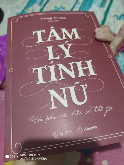 Hic lần đầu mua sách ở tiki mà thất vọng về cách đóng gói á. Mình khá khó tính và kỹ nên thấy sách bị xước hay bị hằn lên như vậy thì rất khó chịu, đằng này còn nhiều vết nữa. Mình nghĩ do cách đóng gói chỉ có 1 bao duy nhất bên ngoài cho 2 quyển sách nên nó không đủ bảo vệ, chưa kể nó còn không khít nên sẽ có sự xây xát ở trong. Mọi lần mình mua thì các quyển sách đều được gói kỹ riêng từng cuốn, và một bao chống sốc ở ngoài đựng tất cả, cũng chấm điểm cao cho đóng gói kiểu này. Nhưng lần này thất vọng lắm ạ..