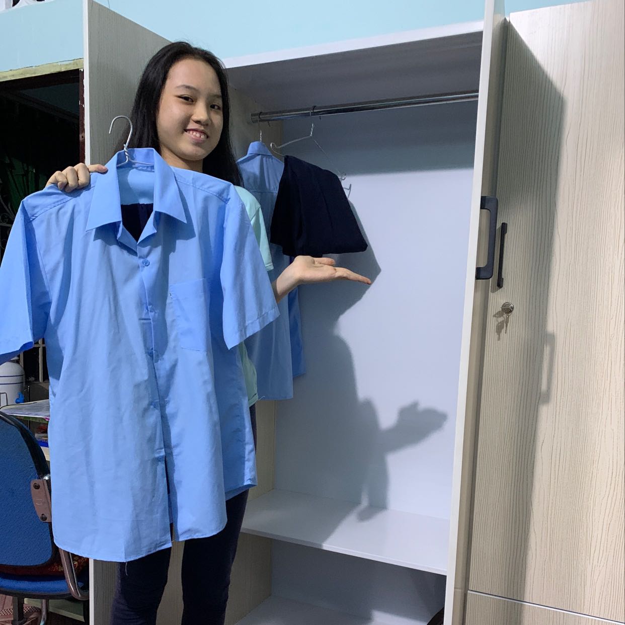 Mua tủ màu kem này cho con gái để đồ đi học, bé rất thích! Rẻ nữa, sáng đi coi giá bên ngoài tiệm mà đến 2,7triệu lận, may có tiki nên còn có 1,719k (là được giảm thêm 30k đó! Hihi). Đặt hàng lúc 15h30 mà đến 17h cùng ngày đã có hàng, nhanh chóng mặt! Nói chung là nên mua, đừng chần chừ làm gì!