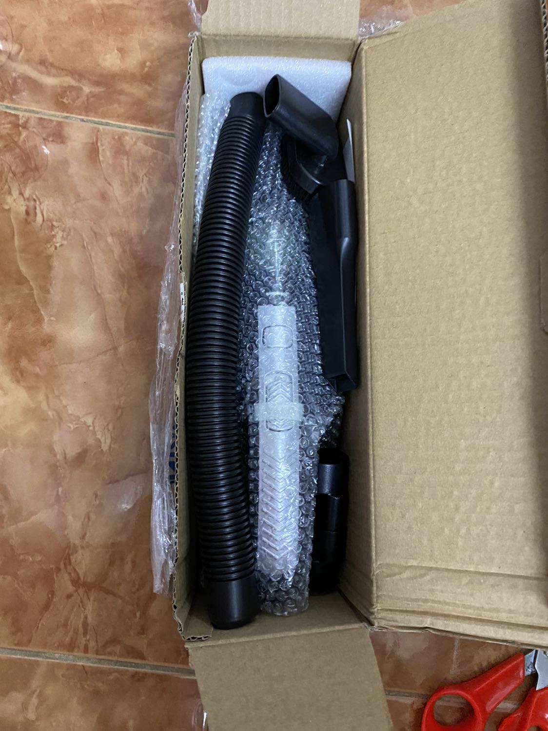 đọc 7749 cái review về máy mới mua… phân vân mãi… mua được ta nói… muốn hút cả thế giới. ban đầu chỉ nghỉ mua về hút tóc bụi trên giường, ai ngờ lực hút mạnh dã man… ồn thì có ồn nhưng trong mức chịu được. máy lực hút mạnh, sạc đầy pin hút đc lâu lắm. Đáng đồng tiền bát gạo. Cảm ơn shop bán hàng có tâm. và cảm ơn những người đã mua review cực kỳ có tâm luôn. ⭐️⭐️⭐️👍👍👏👏