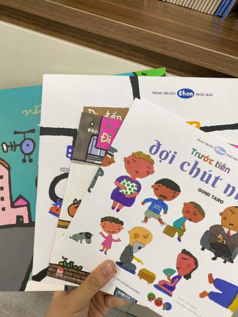 Tác giả Gomi này rất nổi bên nhật. Vì tranh vẽ của ông giống như suy nghĩ của bọn trẻ. Biết đc mogu phát hành mình đã mua cả bộ, con rất thích