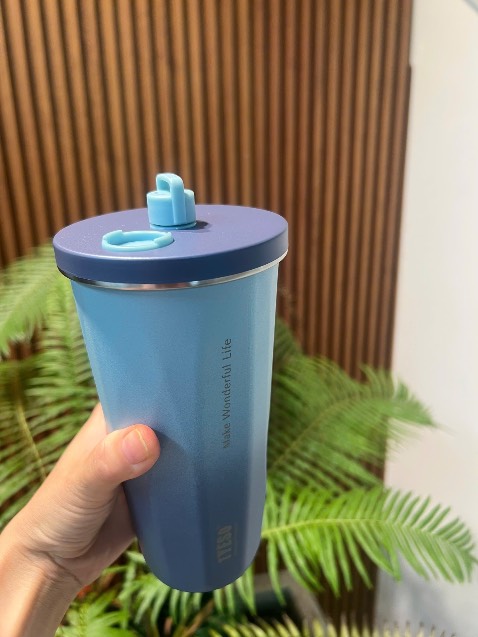 Ly giữ nhiệt nhỏ xinh, màu đẹp, mà tiện cái là thiết kế cái ống hút rất tiện nha, khi mình ko dùng nữa thì có cái nắp đậy, tha hồ di chuyển, để mua thêm cái dây quai xách của xốp nữa . Mua ly này về chăm uống nước hẳn 🥰