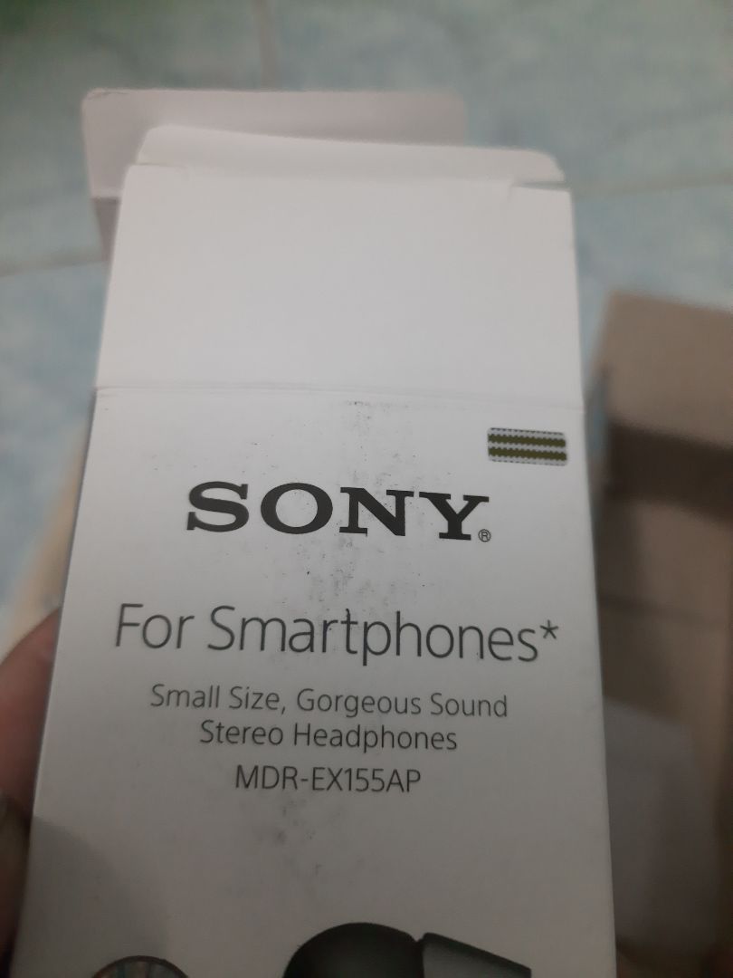 vừa nhận được hàng, mở ra thì bên trong đúng chất chỉ là một cái hộp đựng cái tai nghe, mấy cái phụ tùng phụ và tờ bảo hành. Mình có cảm giác như đây là sản phẩm đã được mở ra rồi. Ngoài ra hộp còn rất dơ. 
Có cái còn dui hơn là có cái seal ngay *** hộp mà đầu thì không có. Ủa vậy cái seal để làm gì trong khi đầu kia mở ra được :D ????? vừa nhận được hàng, mở ra thì bên trong đúng chất chỉ là một cái hộp đựng cái tai nghe, mấy cái phụ tùng phụ và tờ bảo hành. Mình có cảm giác như đây là sản phẩm đã được mở ra rồi. Ngoài ra hộp còn rất dơ. 
Có cái còn dui hơn là có cái seal ngay *** hộp mà đầu thì không có. Ủa vậy cái seal để làm gì trong khi đầu kia mở ra được :D ?????