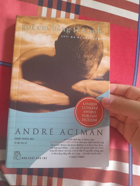 _Biết sách trước nhưng lại coi phim nên về sách thì mình chưa được chữ nào...
_Sách khổ nhỏ và khá dày(Mình lấy quyển Trăm năm cho mn dễ tưởng tượng)
_Giấy màu ngà