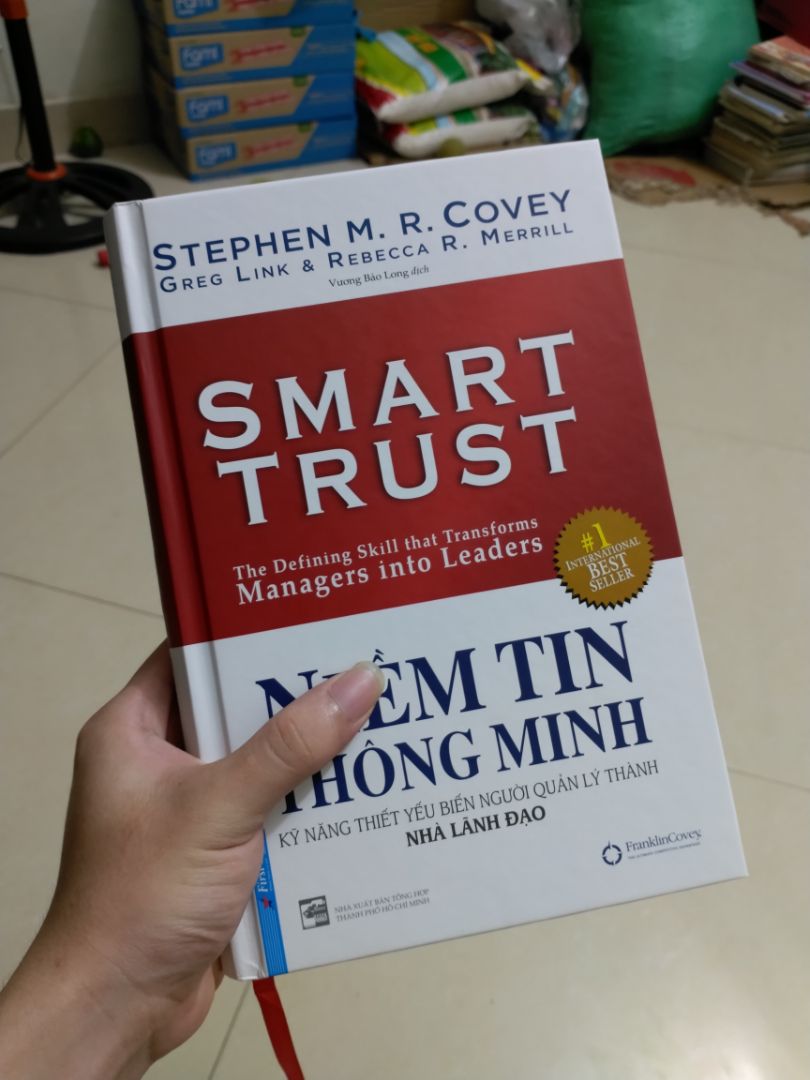 Một quyển sách khá thú vị và nâng cao niềm tin trong một xã hội hạn chế niềm tin như hiện nay .
Quyển sách được làm khá hoàn thiện với bìa cứng và dây nhớ có cả áo bọc ngoại trừ chất lượng giấy khá thấp. Tuy nhiên với một mức giá này mình thấy khá hài lòng về sản phẩm