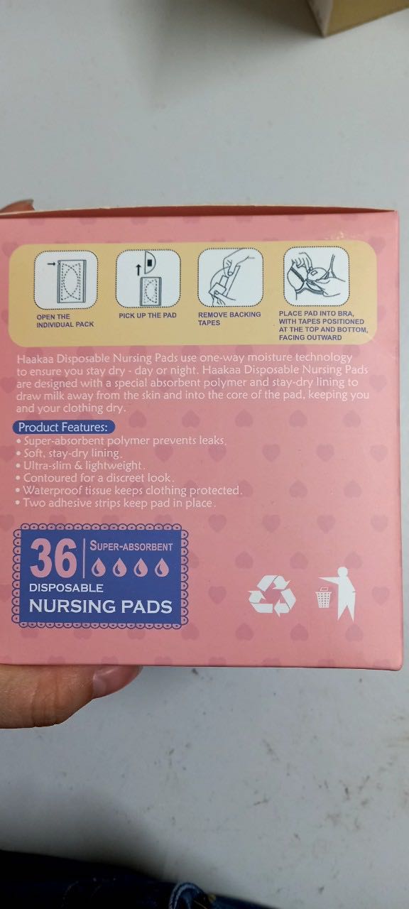 Mình đang dùng miếng lót thấm sữa, vào thấy miếng lót hứng silicone nên đặt thử 1c dùng thử xem thế nào. Cảm nhận ban đầu thấy khá mềm, hộp đựng nhìn cũng khá xịn. Mình sẽ dùng nếu phù hợp sẽ mua nốt cái bên còn lại :') :')