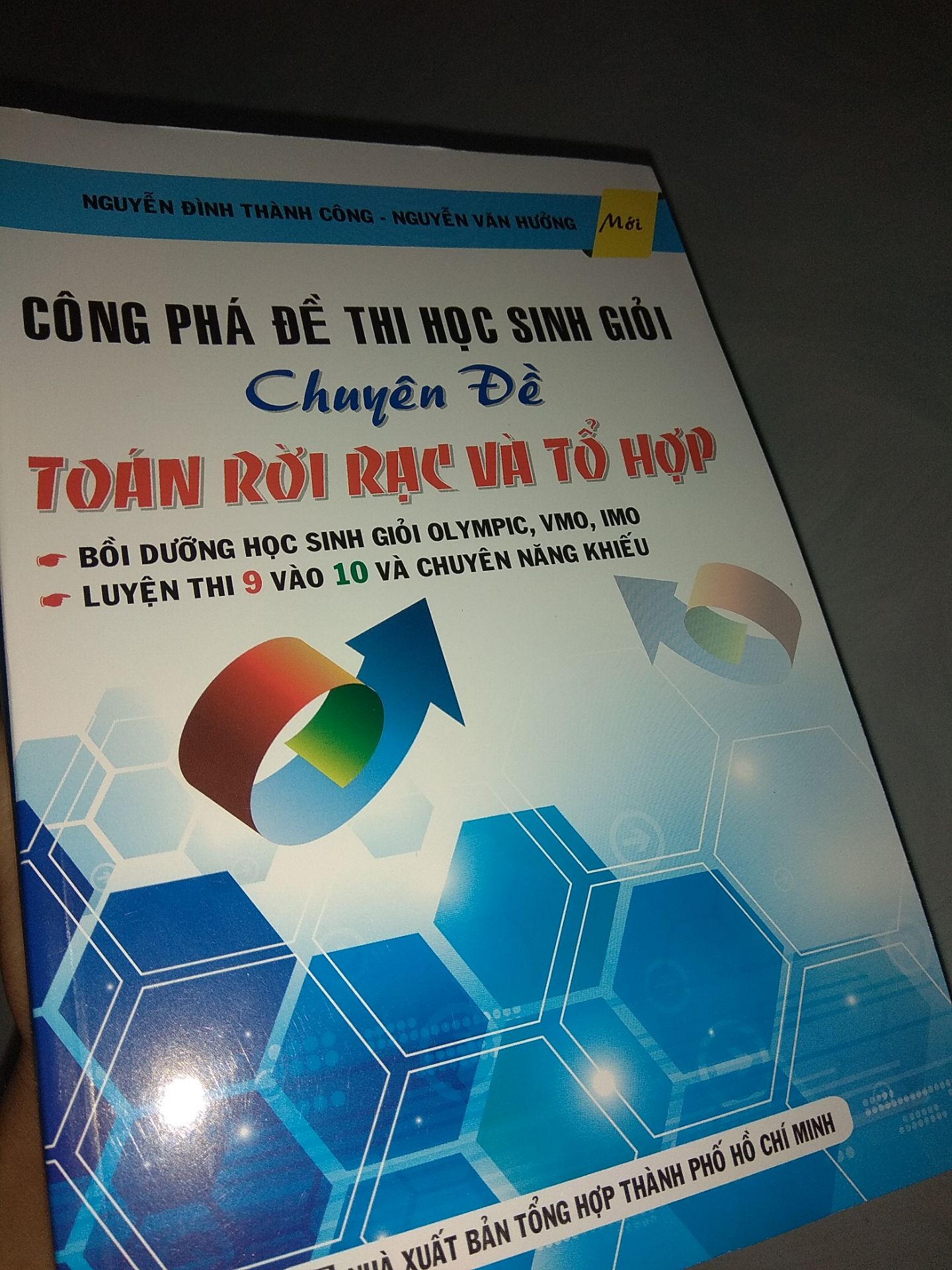 sách hay lém các ông ạ ?
mặc dù  giá tiền chỉ còn 12k thoi vì tui mua vào ngày 12-12 nhưng mà sách thì rất chất lượng còn mới tinh luônnn
Kiến thức thì rời rạc, dễ hiểu. Nếu bài tập khó quá thì đừng lo, có lời giải luôn :D