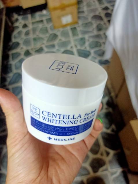 Kem mướt lên tông da sau khi thoa, nên làm ẩm da dễ thoa hơn