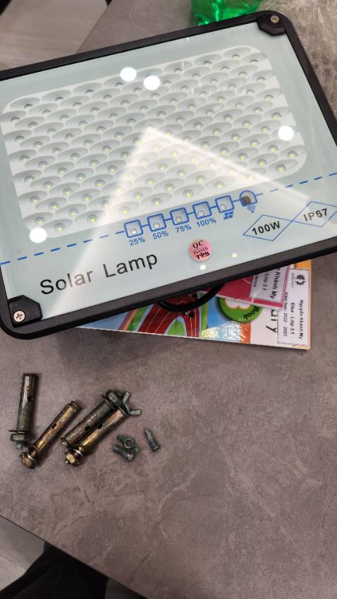 1. Mua 300w, giao 100w
2. Pin remote bị chảy làm rỉ sét nguyên bộ ốc vít