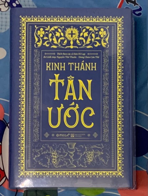 Mình mua sách trên Tiki trading cũng nhiều đợt rồi. Cách đóng hàng của Tiki phải nói là khá tiết tiệm kiệm (không lót, không chống sốc, ...), có nhiều đợt sách về cấn góc mà không nặng lắm nên thôi. Riêng cuốn này mình cần mới nhất có thể thì may là tới tay vẫn còn đẹp. 
Dịch vụ đóng hàng: 4 sao
Dịch vụ lên đơn, giao hàng thì quá chất lượng: 5 sao

P/s: Một số bạn thắng mắc mua cuốn này của Tiki trading có kèm quà không thì câu trả lời là không nha.
