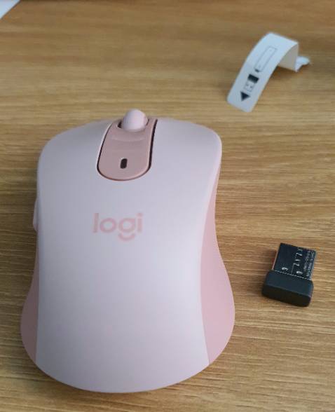 Đã mua size M, màu hồng. Chuột cầm vừa tay, đằm, silent; có nút nguồn on-off. Cắm usb vào laptop HP-Envy phần mềm Logi tự động kết nối, đề xuất cài đặt, thuận tiện. Rất ổn ở hiện tại, về lâu dài sợ lớp cao su 2 bên hông chuột sẽ có vấn đề.