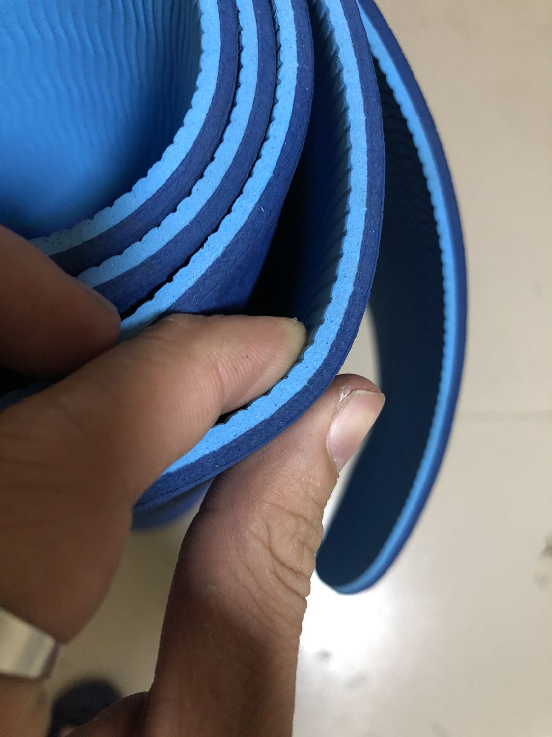 Giao hàng nhanh quá đặt hôm trước hôm sau đã giao hàng rồi
Hàng chuẩn mô tả nhé  mà rẻ quá đúng shop lớn chính hãng có khác bán không cần lãi . Hihi
-Không được chọn màu shop giao ngẫu nhiên mà đúng màu mình thích mới hay , thảm mới lên còn mùi cao su bỏ ra ngoài 1 -2 ngày là hết 
- Vân chống trượt khá bám sàn . Mặt trên hoa văn đẹp thảm êm ai nặng cần thì lên mua loại 8mm của shop tập sẽ thoải mái hơn 
- Mua mấy lần của shop rồi lần nào cũng hài lòng . 
Mong shop có những sản phẩm tốt và dịch vụ chăm sóc khách hàng hơn nữa
Chúc shop làm ăn phát đạt ạ