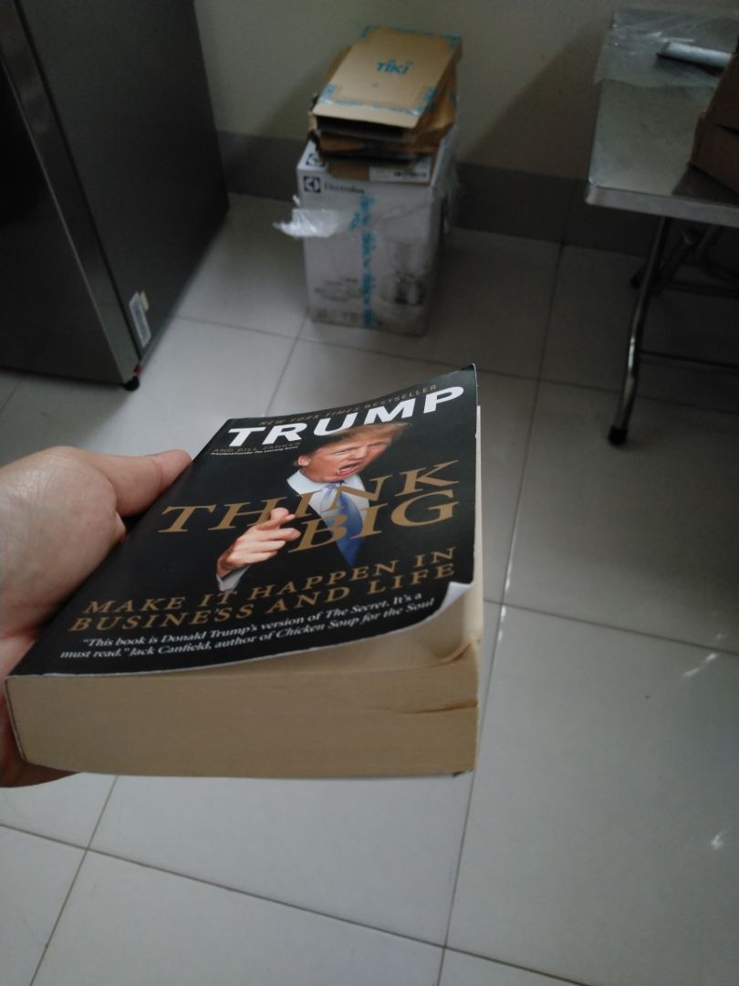 Minh moi nhan hang hom nay. That vong qua. Sach 152k ma giay nga vang, bia sach cong venh.. tha mua o tiem sach cu con re hon..