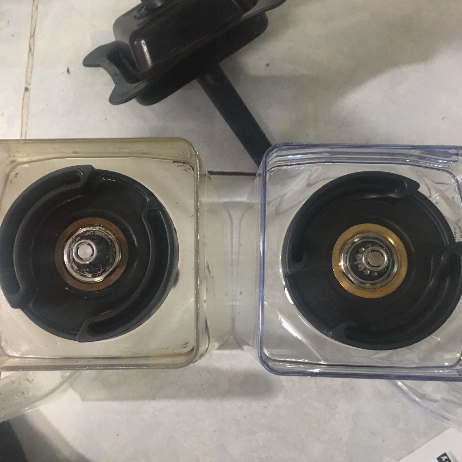 Có rất nhiều điểm kh giống máy chính hãng củ
Tay cầm khác màu ,đế khác,nắp cũng khác nhìn kỉ từng hình khác mỏi cái mỏi khác