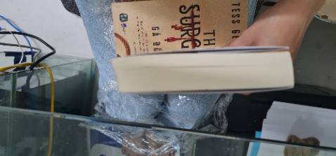 Sách k có bọc, gáy sách bị cong. Sách mới, nhưng bị ai mở đọc trước rồi.mình k hài lòng.