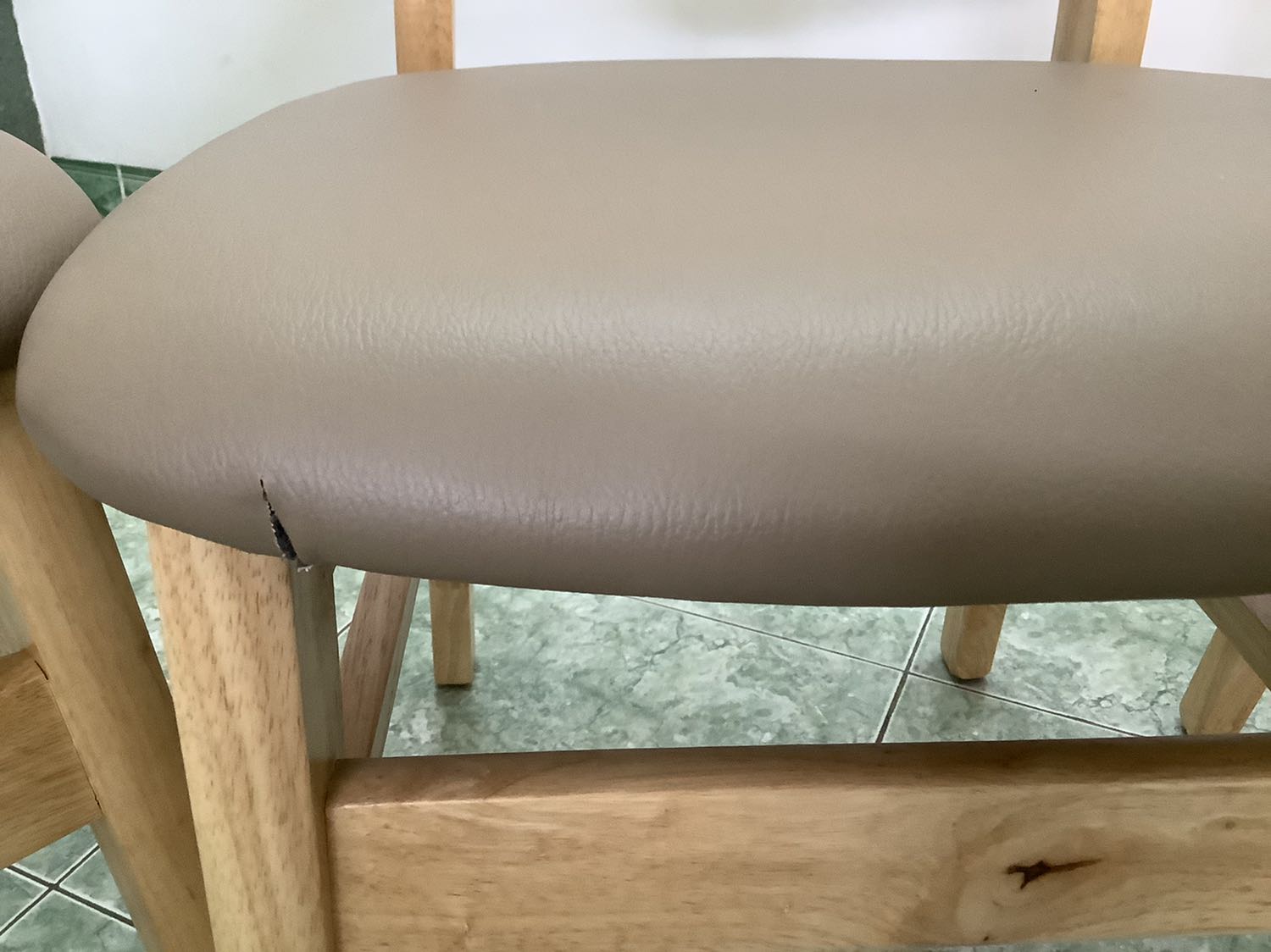 Sản phẩm bị rách . 6 ghế bị rách 5 cái , thì sẽ làm sao đây