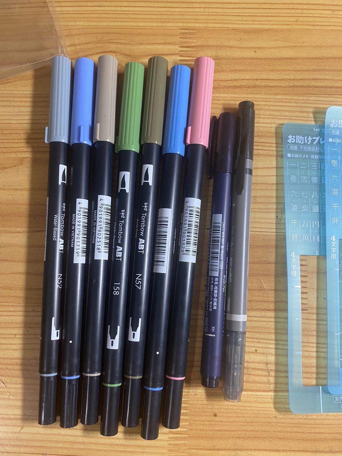 Bút có vẻ hơi cũ nhưng mua được với giá giảm có ~19k/cây thôi rất hời bút chính hãng nha mùa dịch nhưng giao hàng vẫn khá nhanh. Mặc dù gói hàng hơi sơ xài.