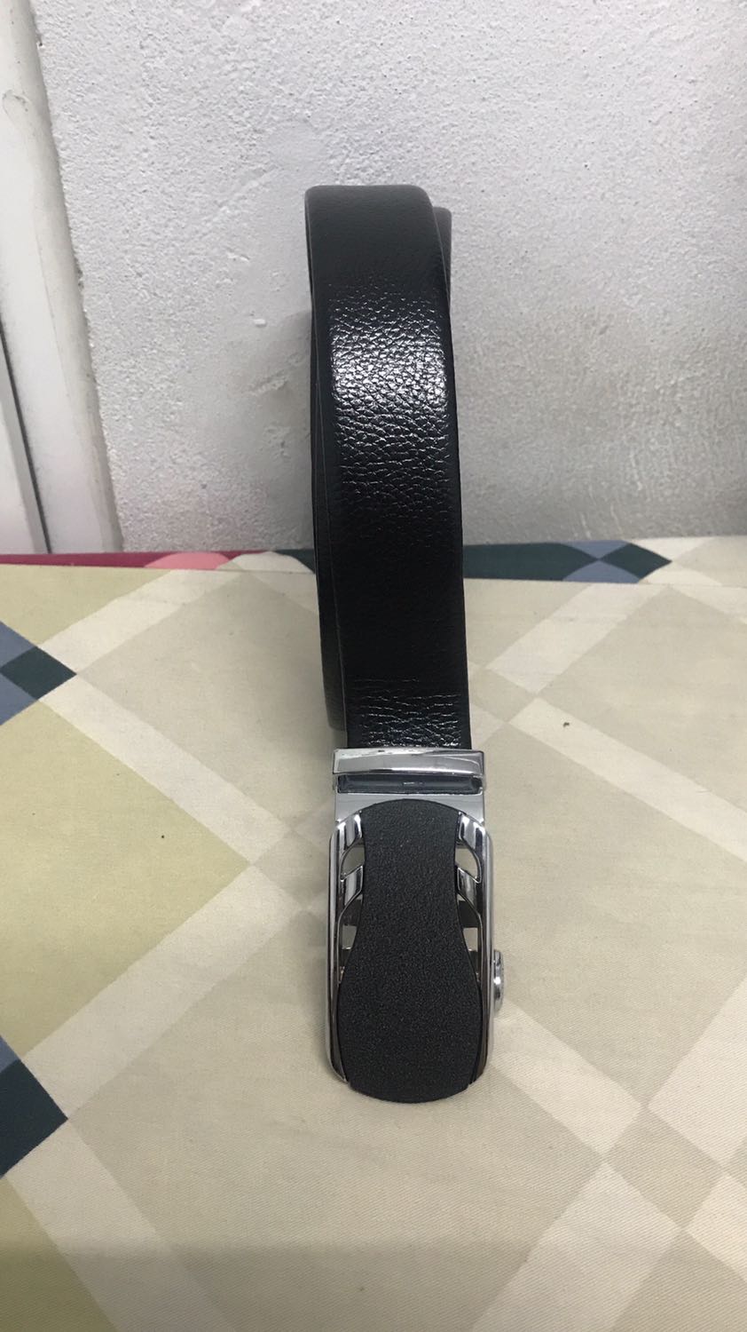 Đầu khoá thắt lưng thiết kế tinh tế đẹp, bóng hơn ảnh shop đăng luôn. Đầu khoá chắc chắn, khá đầm. Phần dây da rất mềm, bóng đeo vào cảm giác dễ chịu. Mua một vài sản phẩm của shop đều thấy rất ưng ý nên ủng hộ shop nhiệt tình. Buôn bán ý tín chất lượng khỏi bàn. Sản phẩm chất, đang mua. Vot 5 sao cho shop.