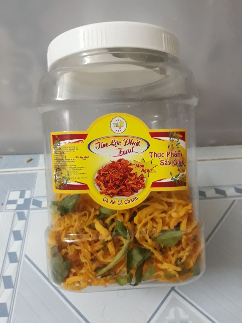 Mình đặt 1kg khô gà vào hôm thứ 4 đến sáng thứ 6 là đã ship xong (do mình chọn gói giao hàng tiêu chuẩn). Đơn hàng ship về đóng gói cẩn thận, hộp vuông vức và đầy đủ thông tin.
Khô gà hơi ngọt, nhiều ớt, miếng gà khi làm khô đôi chỗ ăn có bột. Mùi vị chấp nhận được và ăn được.
Tóm lại do 2 hộp khô gà sale rẻ nên mình mua về thử nên chất lượng tạm ổn.