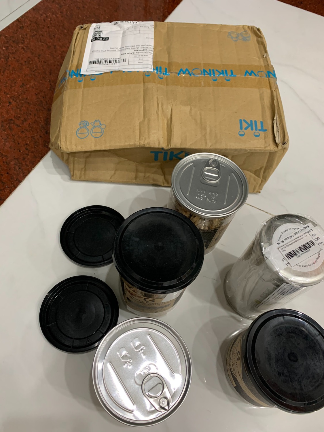 Tôi rất thích thanh GUfoods nên đặt mua tiếp, hộp lớn hơn. Nhưng đợt hàng này được đóng gói quá tệ. Hủ nhựa mà bị móp vô luôn, nắp hộp thì rớt ra. Tôi đoán thùng hàng này chắc bị quăng, vụt không thương tiếc khi chuyển hàng, nên nhìn móp méo thấy chán luôn. Đơn hàng hơn 7*** đồng mà cứ tưởng giao loại hàng rẻ tiền. Thật sự thất vọng với người bán. Tôi rất thích thanh GUfoods nên đặt mua tiếp, hộp lớn hơn. Nhưng đợt hàng này được đóng gói quá tệ. Hủ nhựa mà bị móp vô luôn, nắp hộp thì rớt ra. Tôi đoán thùng hàng này chắc bị quăng, vụt không thương tiếc khi chuyển hàng, nên nhìn móp méo thấy chán luôn. Đơn hàng hơn 7*** đồng mà cứ tưởng giao loại hàng rẻ tiền. Thật sự thất vọng với người bán.