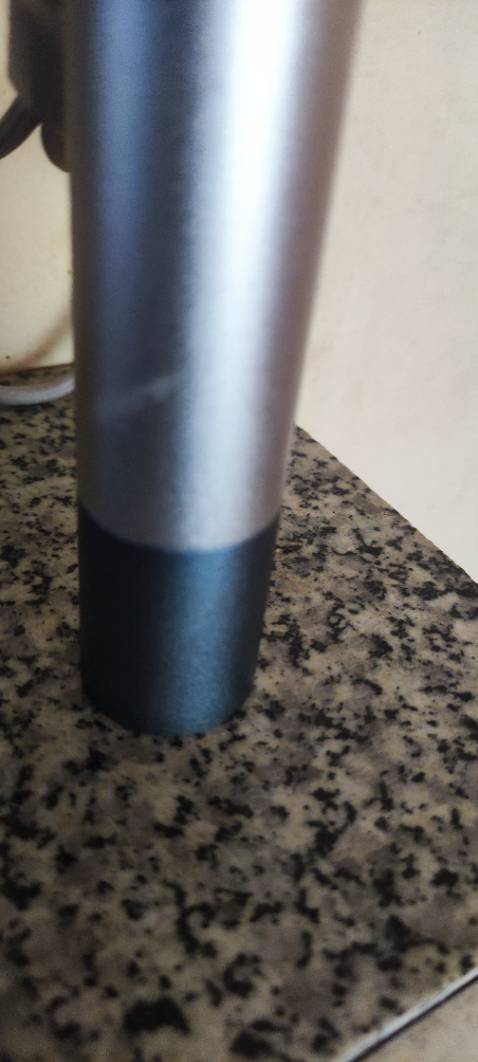 Mua về k sạc được.muốn dùng phải cắm điện.còn trầy xước nữa chứ